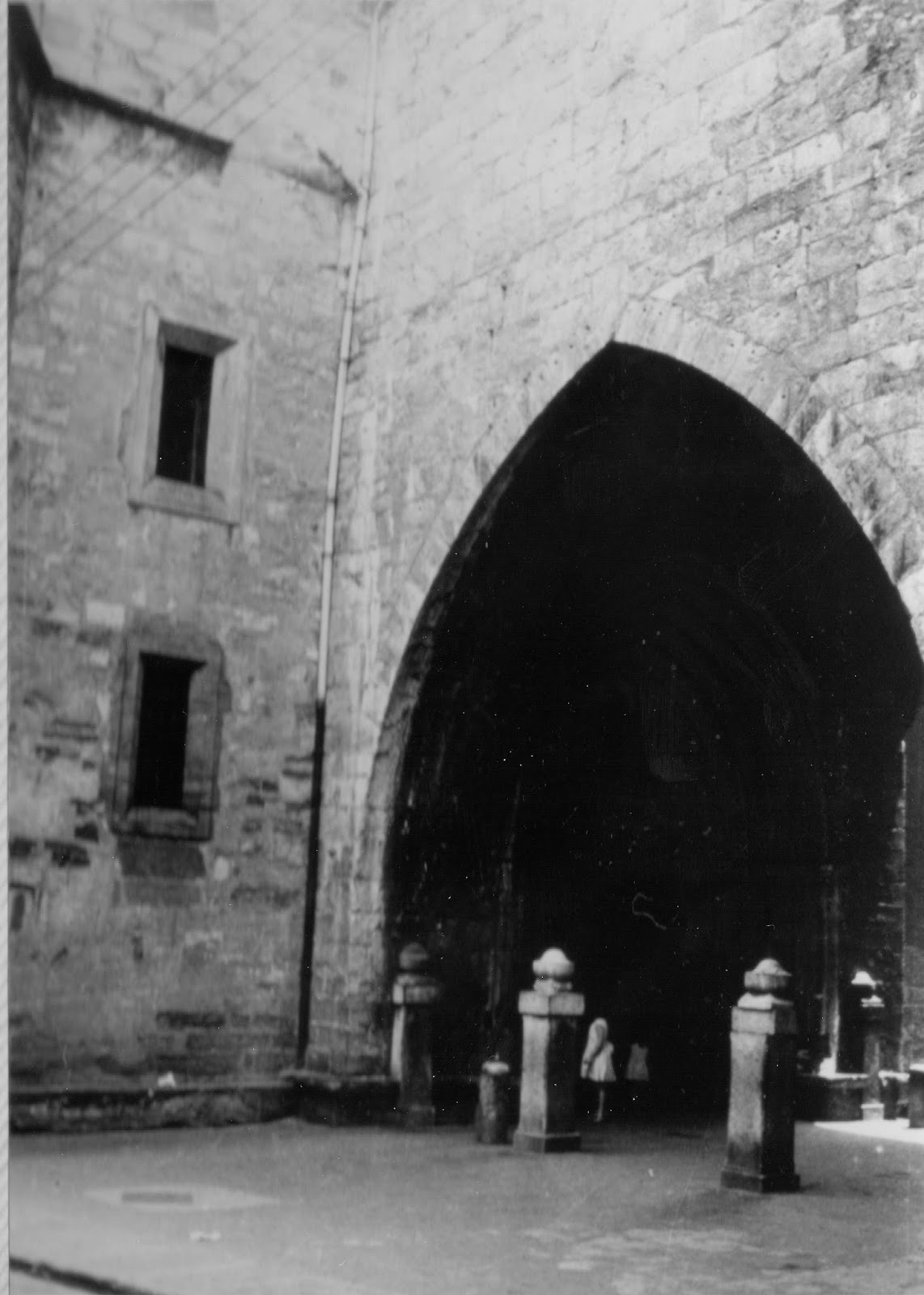 Descubren una necrópolis medieval en la base de la torre de una iglesia de Arrasate